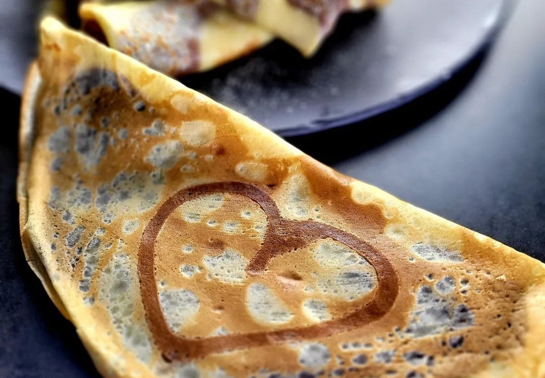 Une crèpe avec un coeur