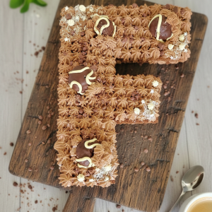 Letter cake artisanal, number cake artisanal, tout chocolat