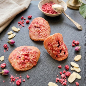 Plateau de tuiles pâtissières aux amandes et éclats de pralines roses - Lucky Délices